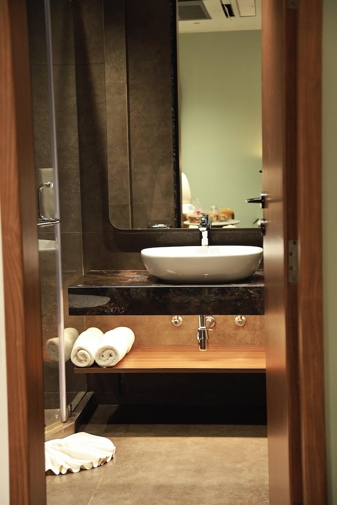 Suite, King Bed, Moyrah By Green Park 8/8