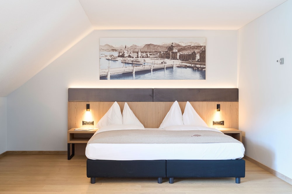 Superior, Twin Beds, Hill View