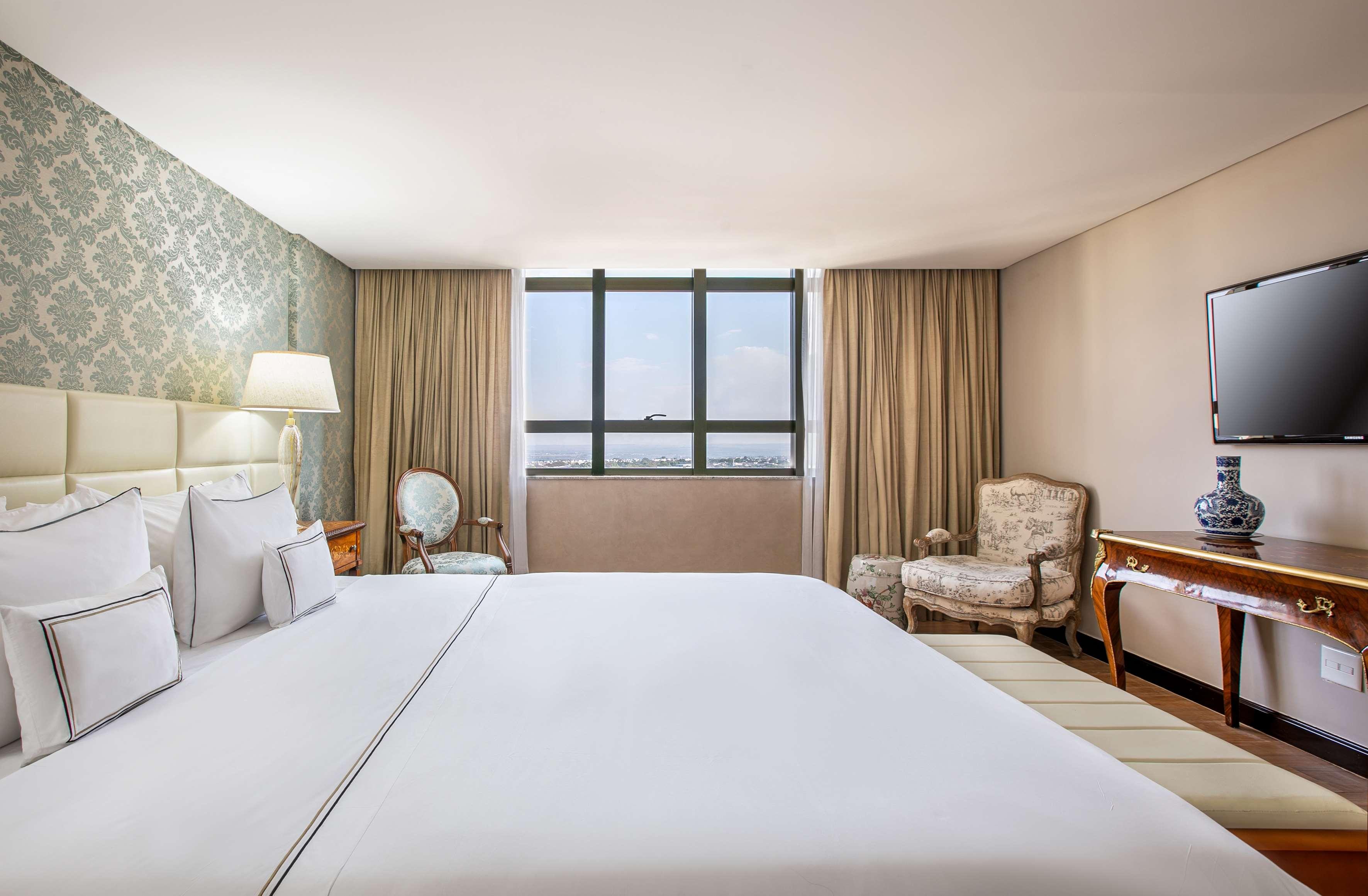 Royal, the Level, Suite