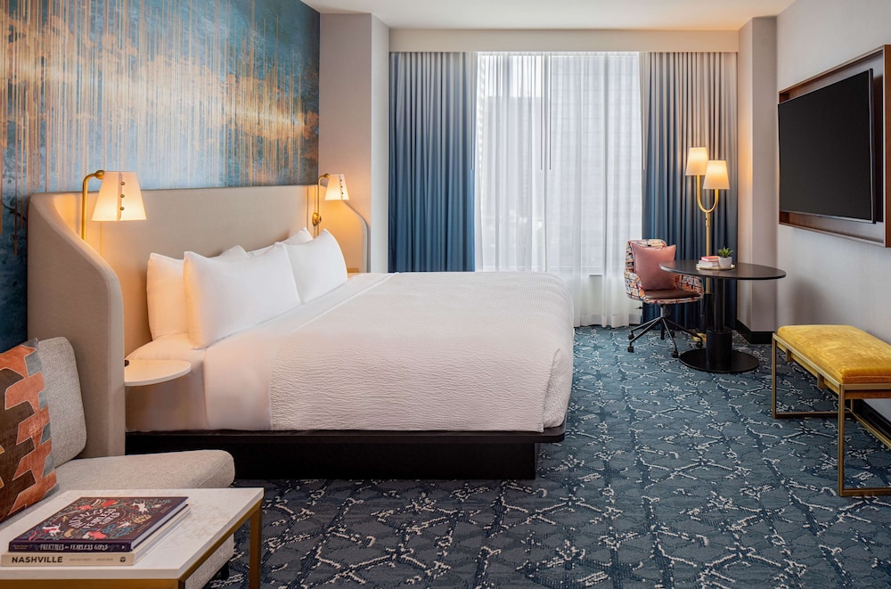 DELUXE, KING BED, ACCESSIBLE
