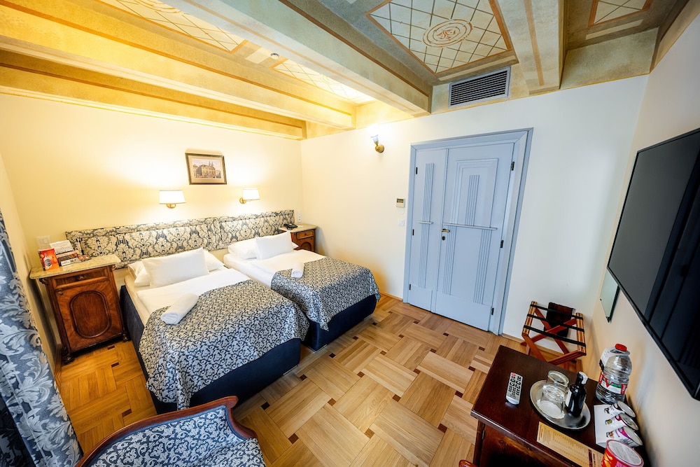 ELITE HOTEL 34/50