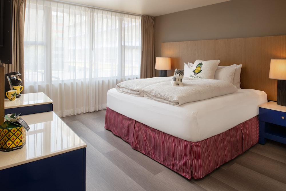 SUITE, KING BED