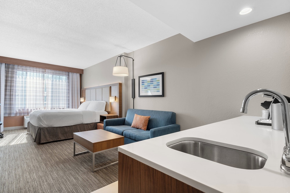 Holiday Inn Express Suites Coralville 21/67