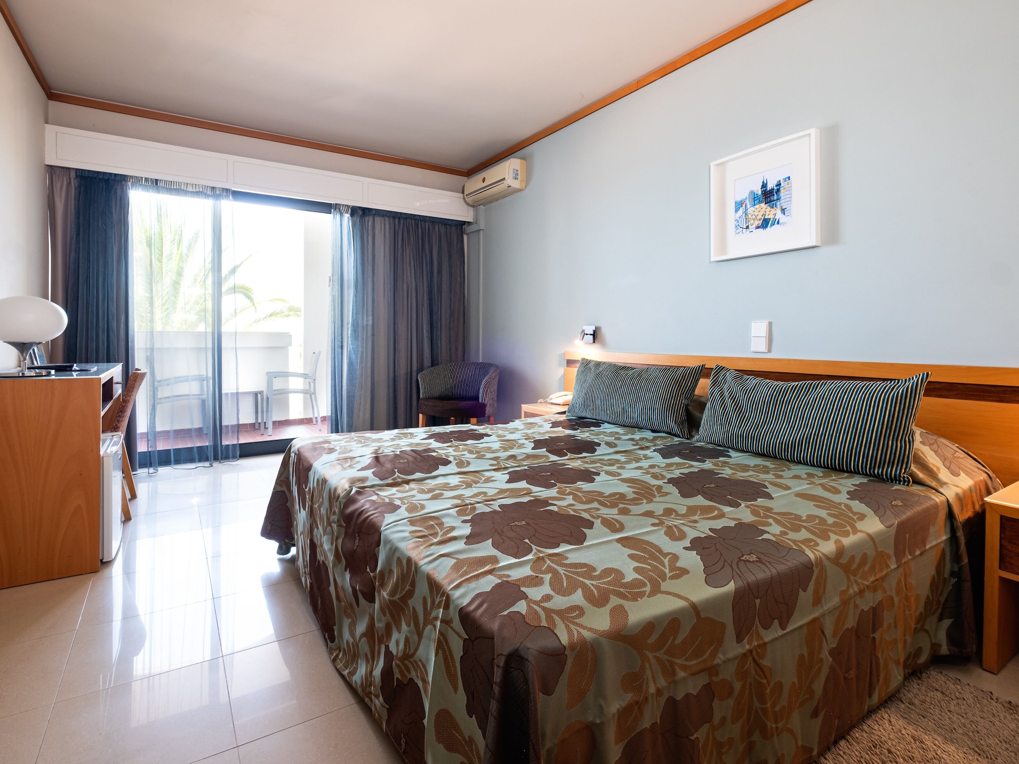 INTERIOR, TWIN BEDS
