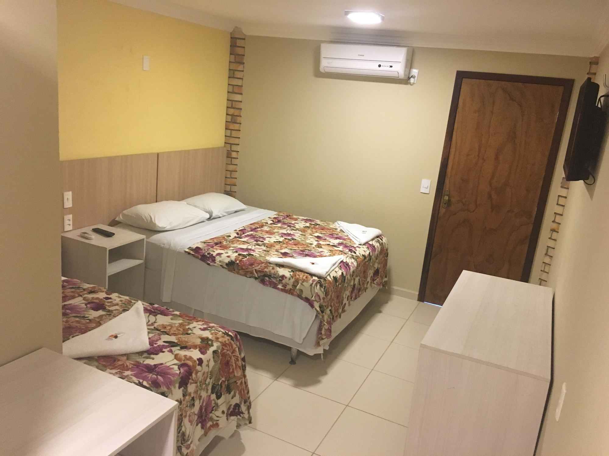 Broadway, 1 Queen and 1 Single Bed, with View