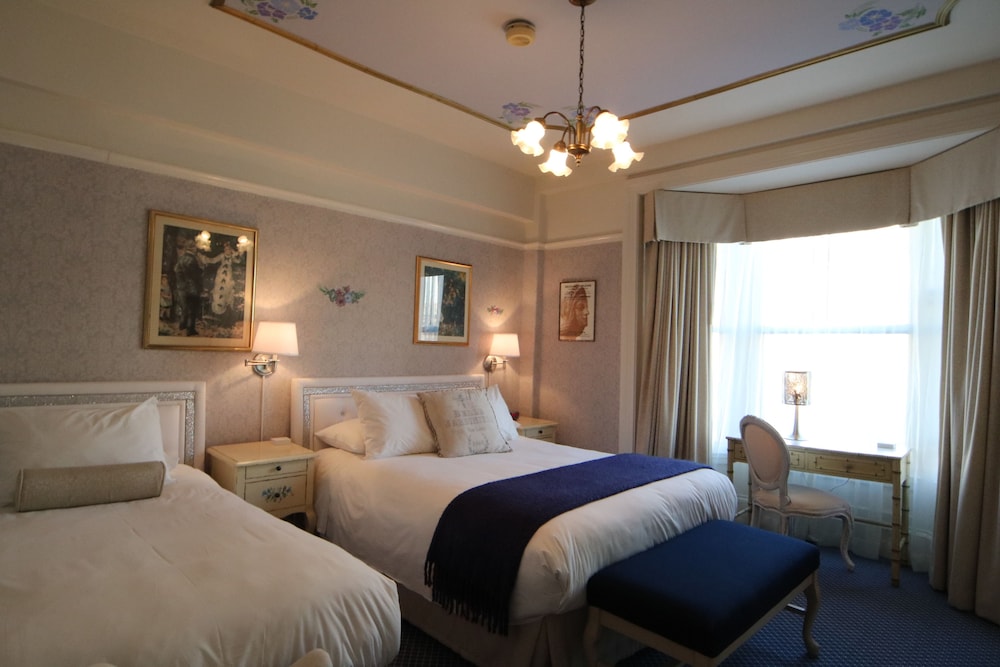 Cornell Hotel de France 8/38