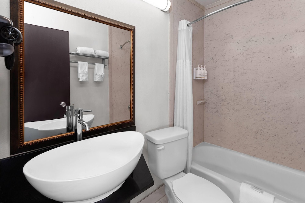 Travelodge By Wyndham Milwaukee 46/50
