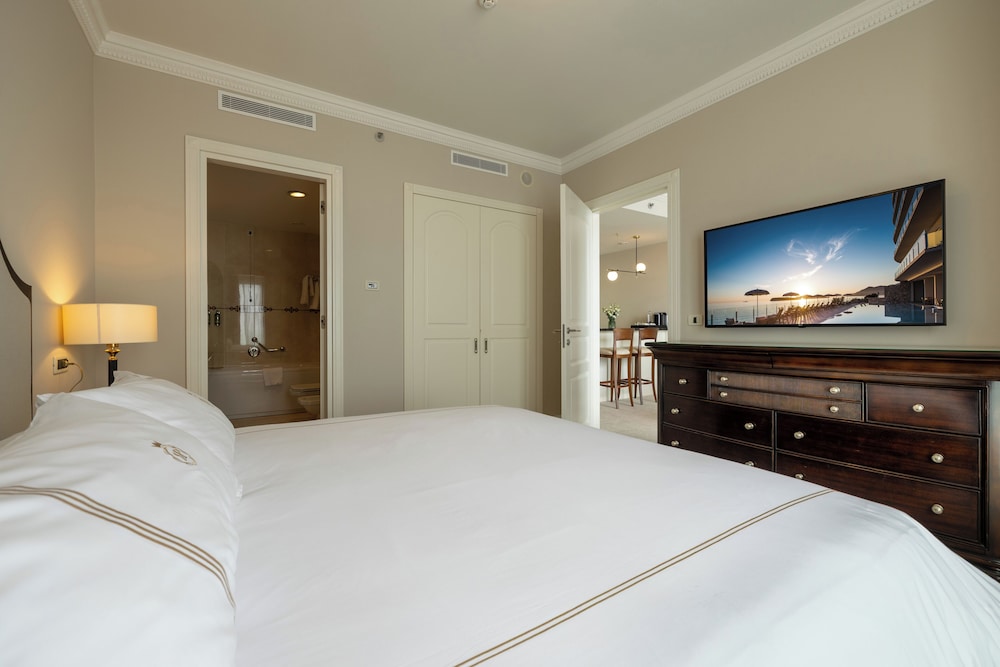 DELUXE, SUITE, KING BED, SOFA, BALCONY