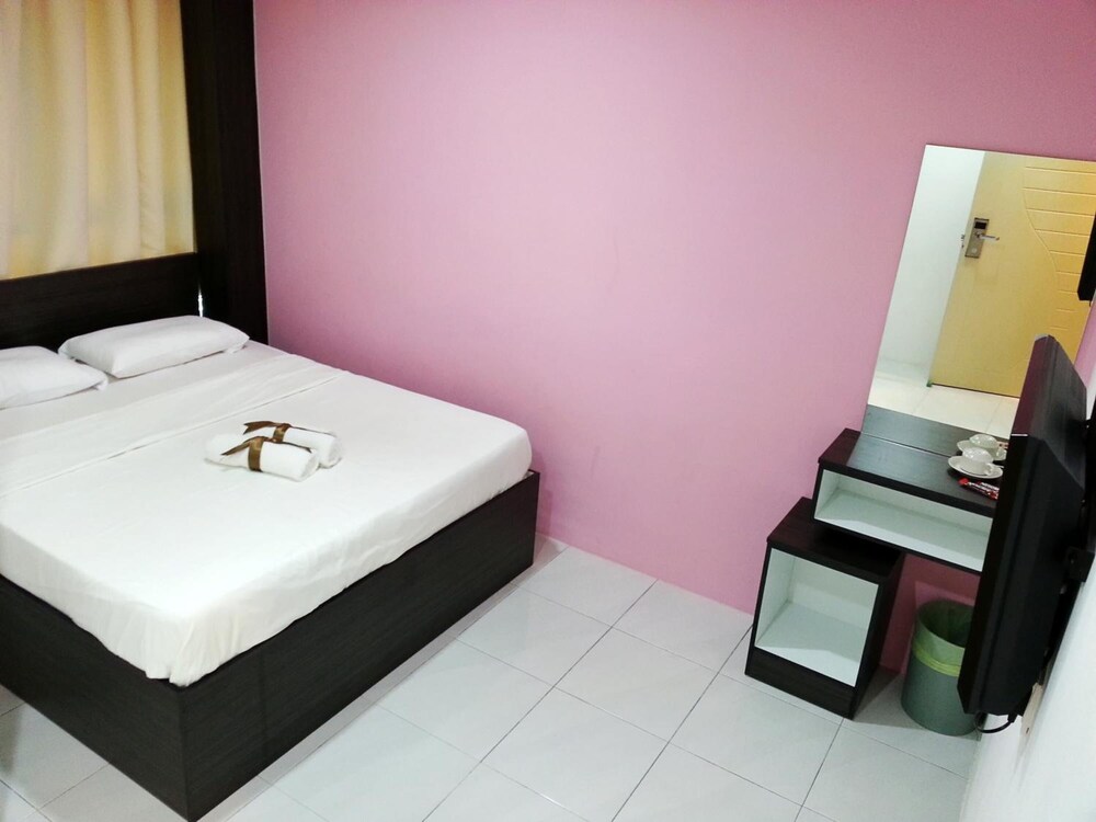 Capital O 90714 Hotel Checkedinn 17/38