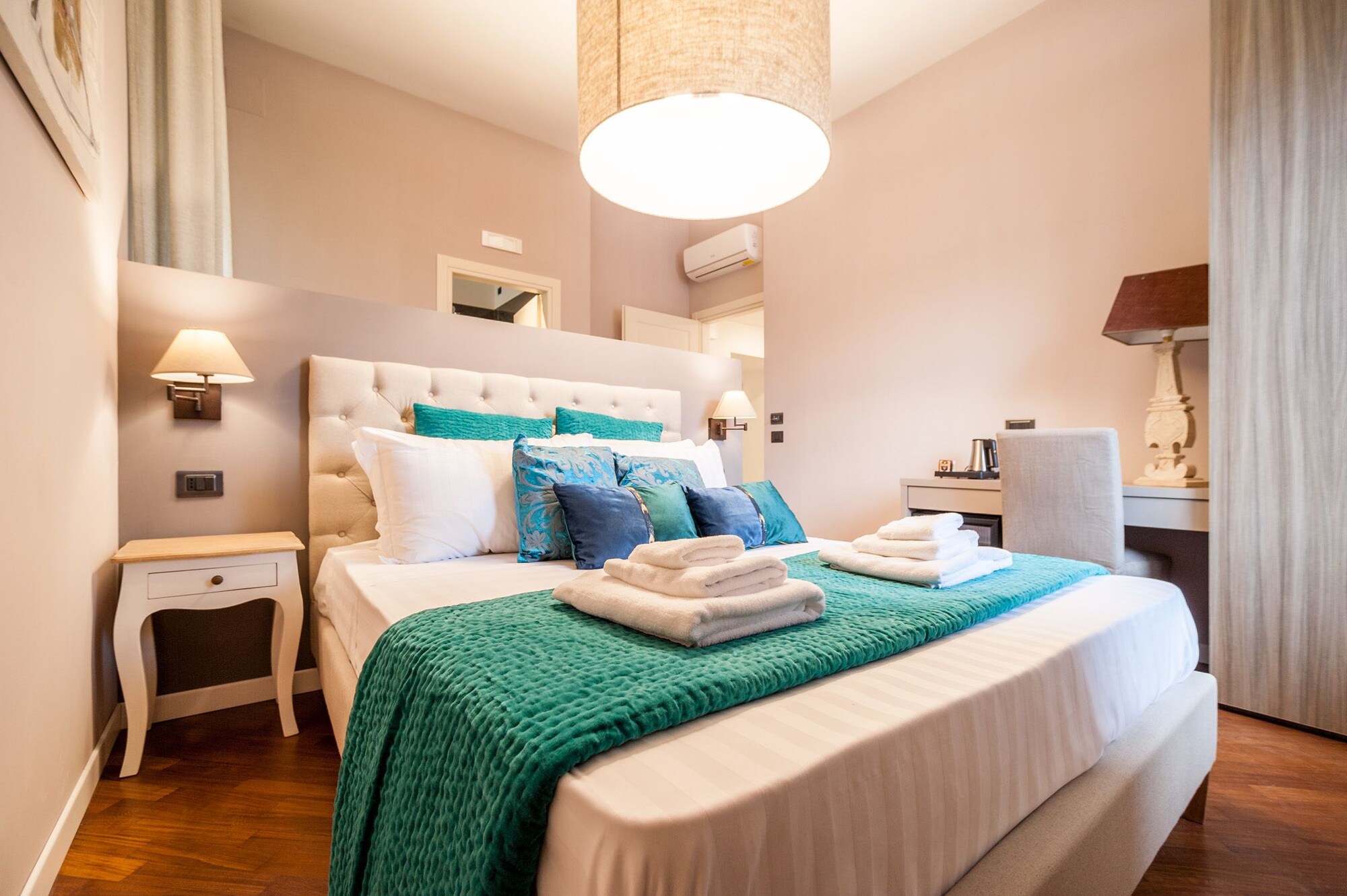 SUPERIOR, TRIPLE, MULTIPLE BEDS, COURTYARD VIEW