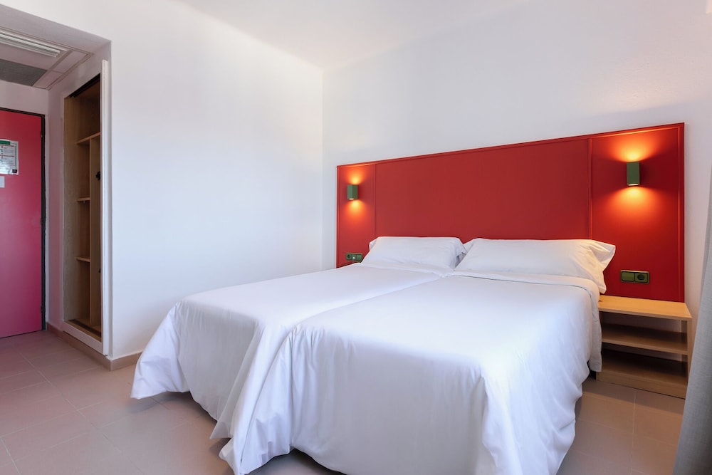 The Red Hotel - Adults Only 25/50