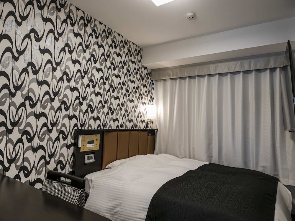 ROOM, SINGLE