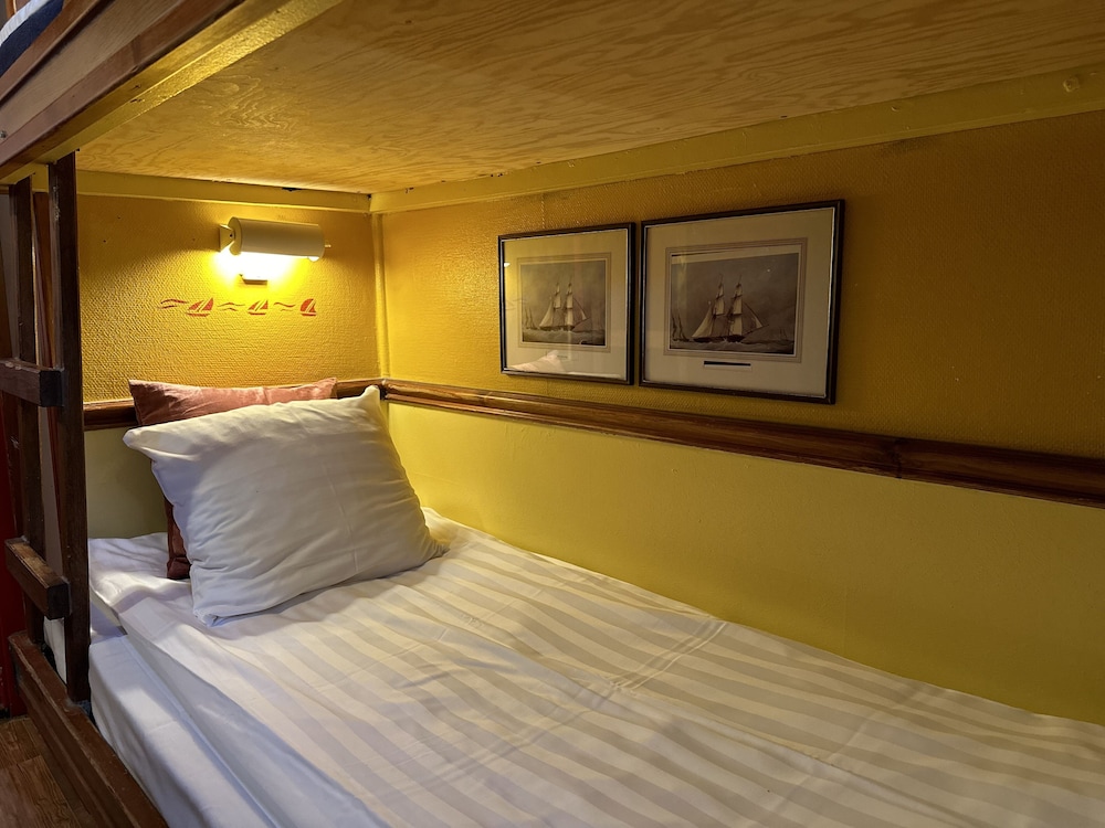 CABIN ON BOAT, ECONOMY, DOUBLE BED, SHARED BATHROOM