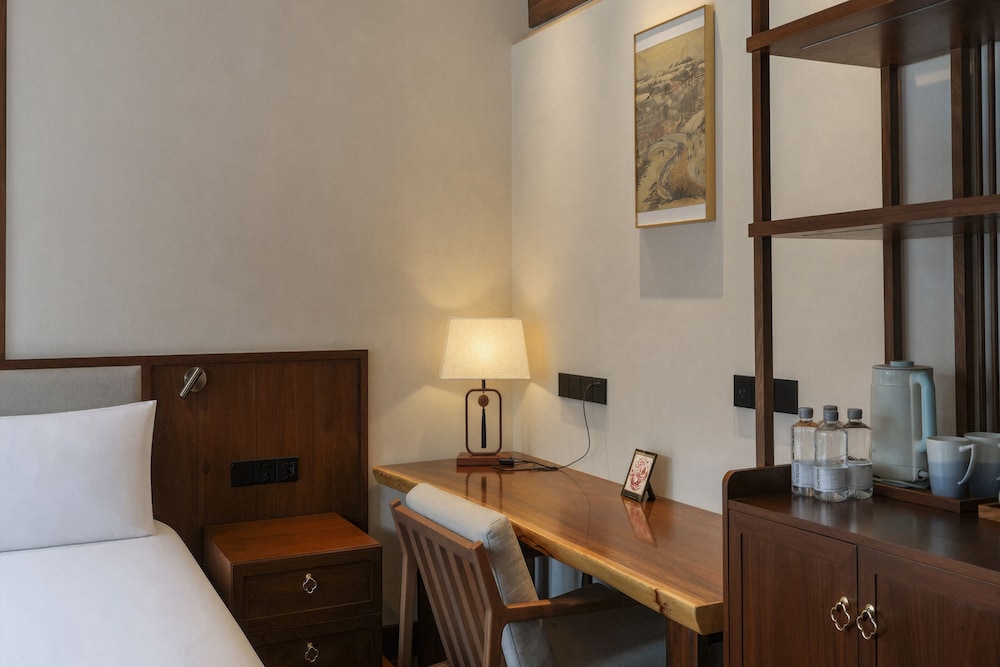 The Jingshan Garden Hotel 47/66