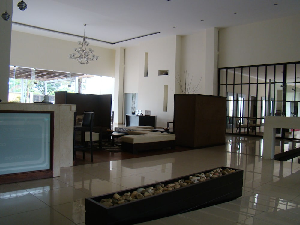 Contempo Hotel 8/49