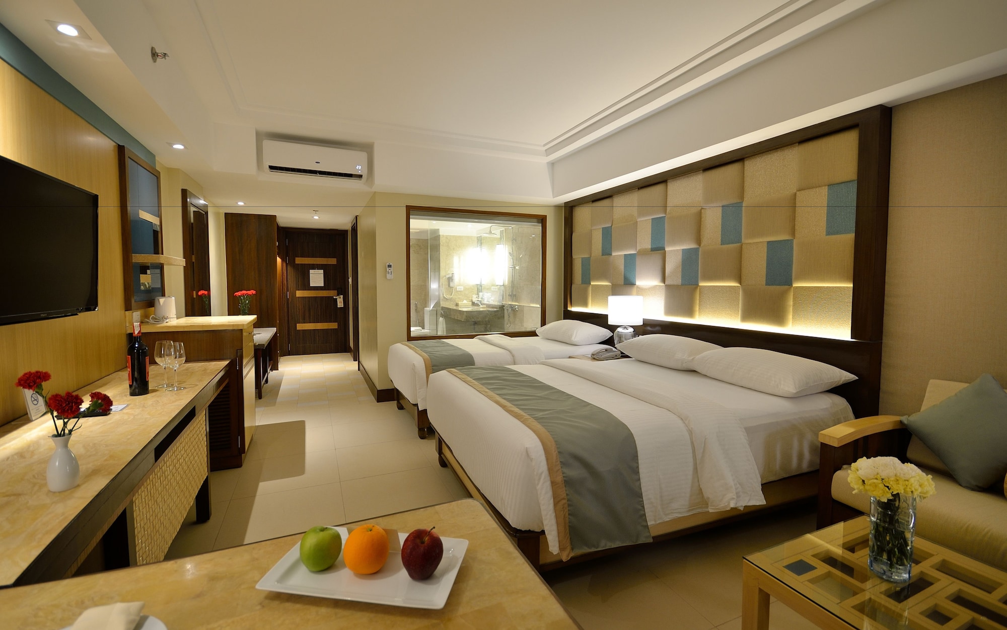 Premier, 1 Queen and 1 Single Bed, Direct Pool Access