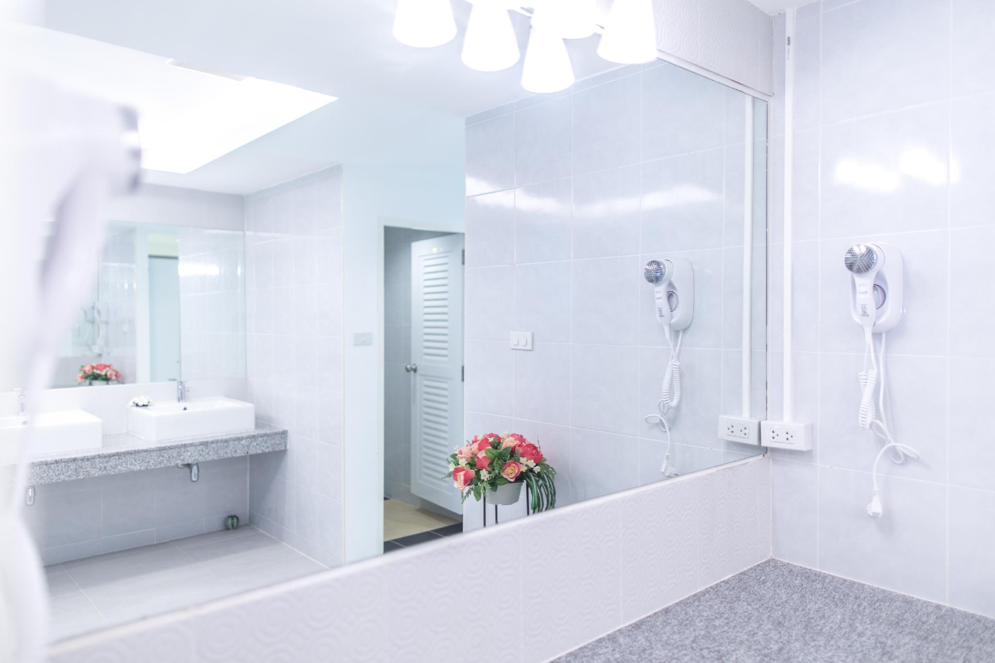 Mixed Dorm, 14 Beds, Shared Bathroom