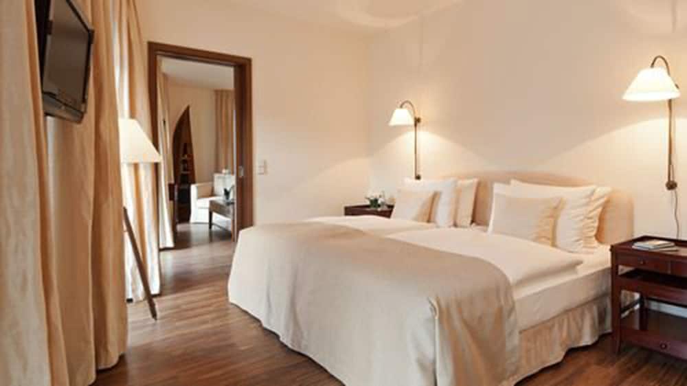 SUITE, SINGLE, DOUBLE BED