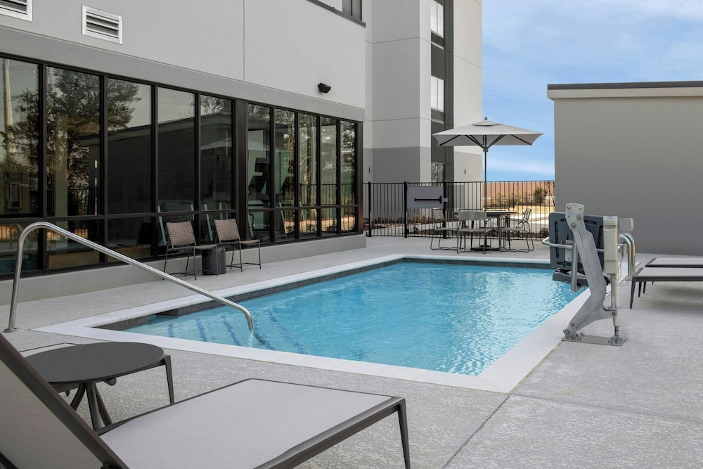 Fairfield by Marriott Inn & Suites Paris 10/25