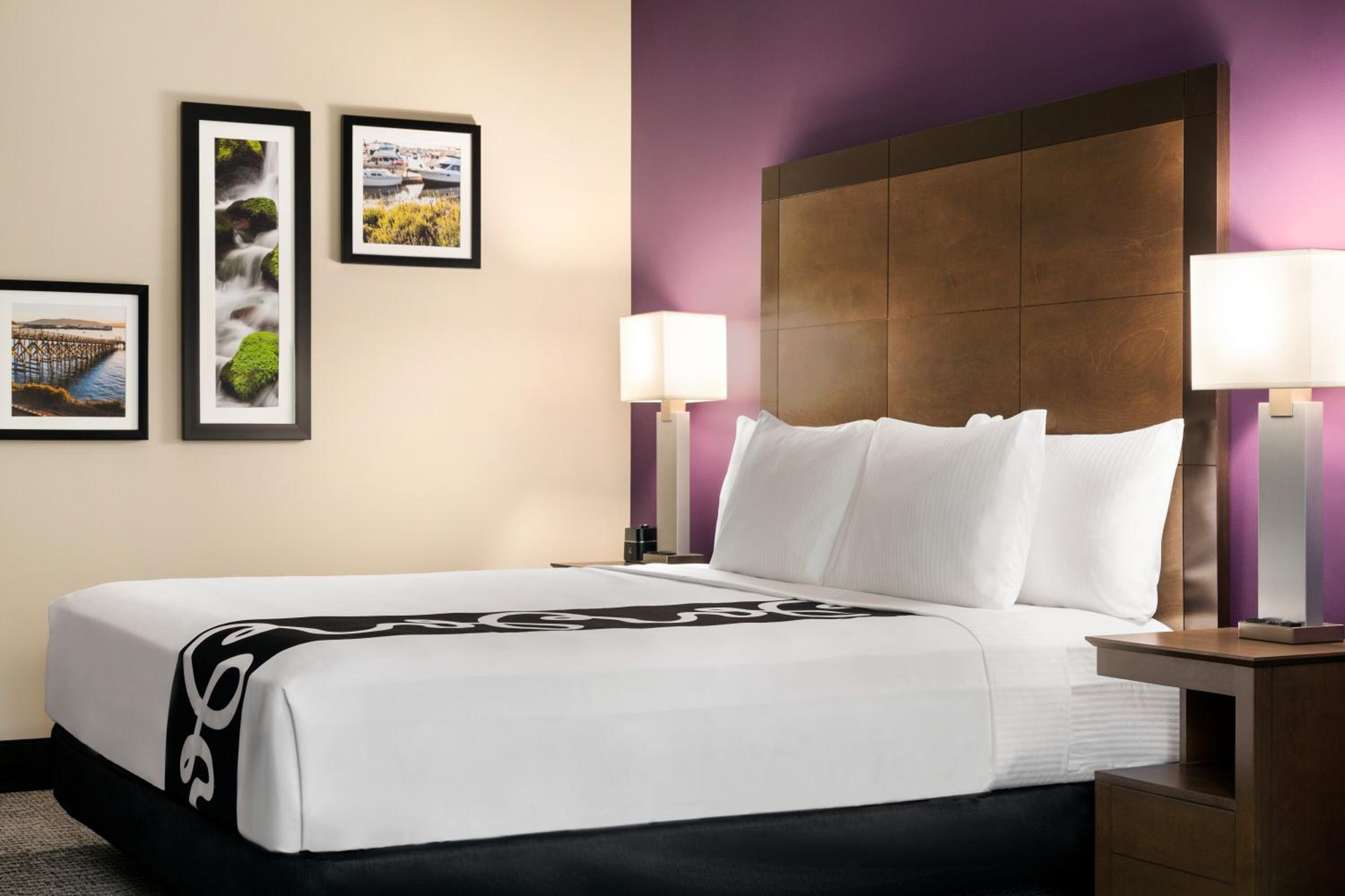 غرفة بسرير كينج بمطبخ صغير لذوي الإعاقة، La Quinta Inn And Suites by Wyndham Burlington 5/8