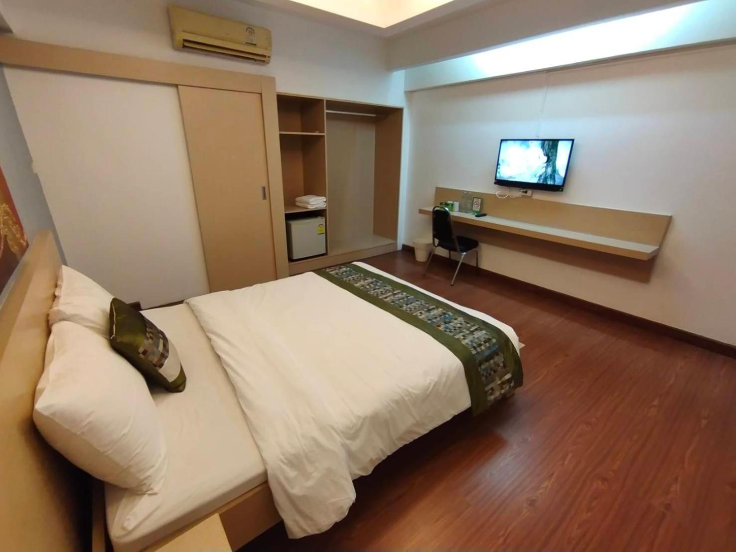 Aileen Hotel 6/25