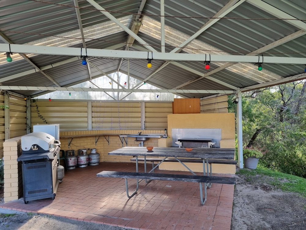 EMU BEACH CHALETS 3/35