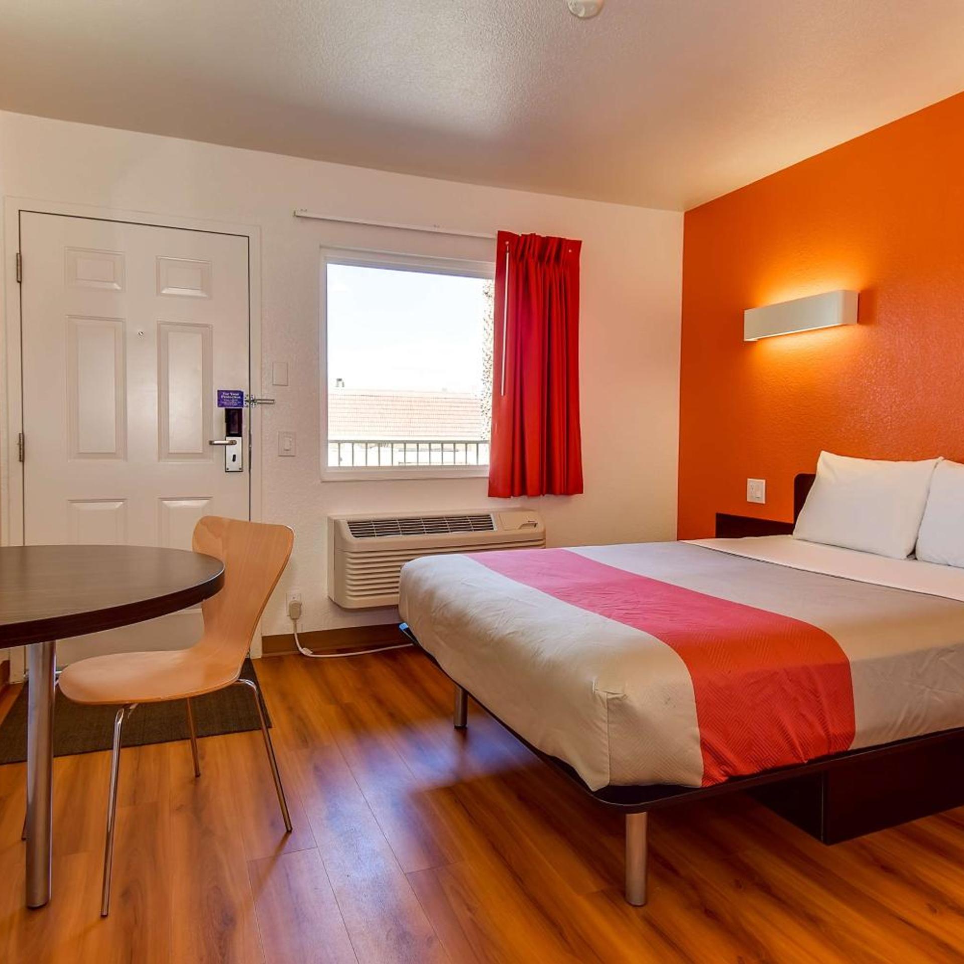 1 Queen Bed - Smoking.