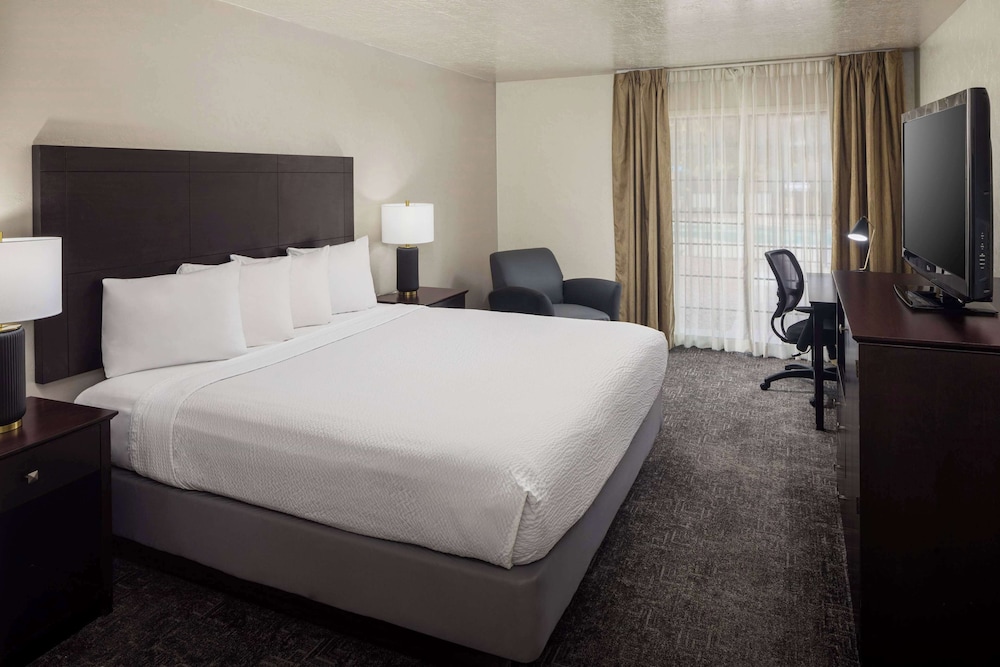 ROOM, KING BED, POOL VIEW