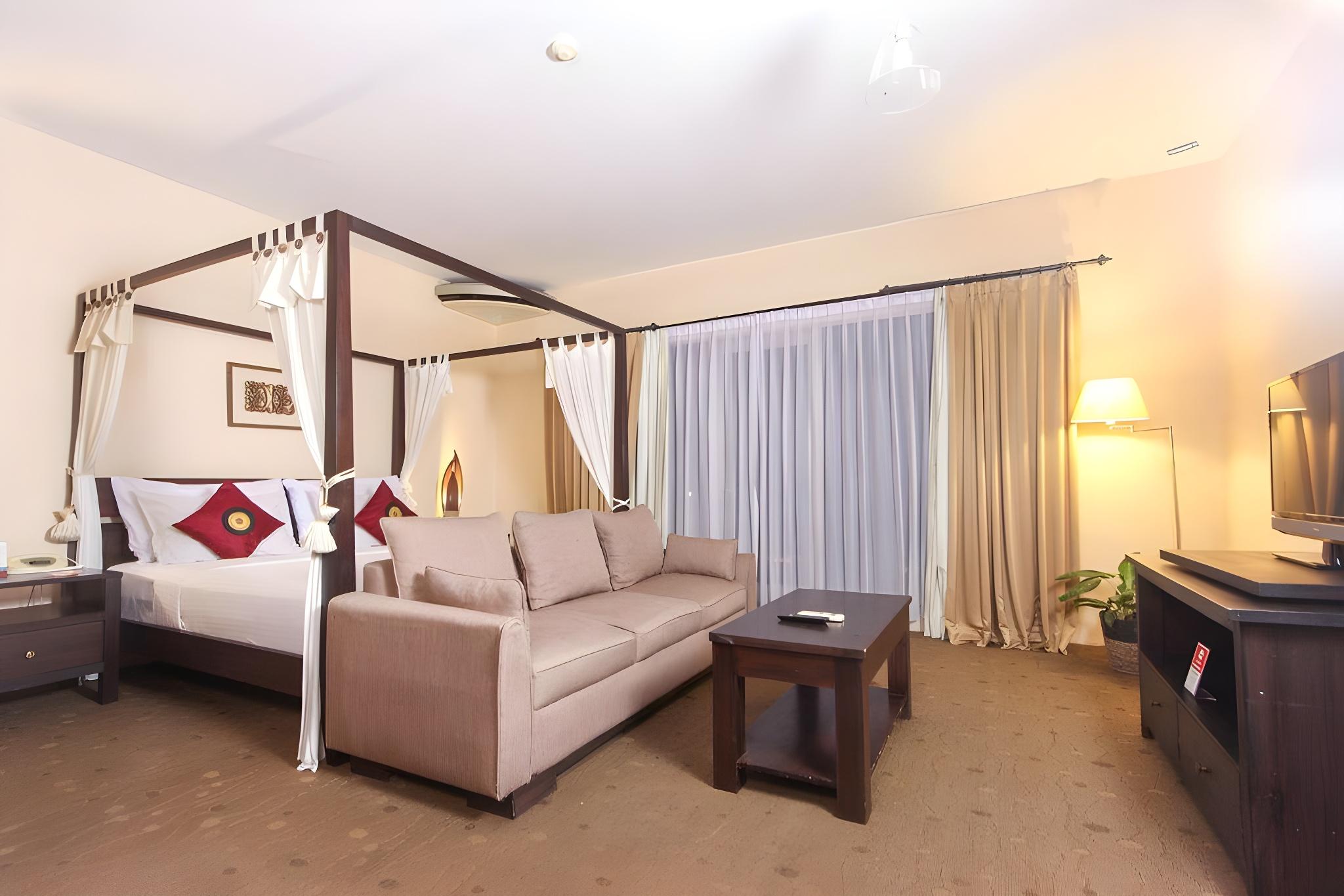 Junior Suite, King Bed, Village View