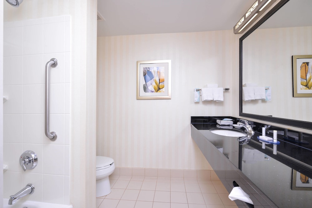 Fairfield Inn & Suites by Marriott White Marsh 9/33
