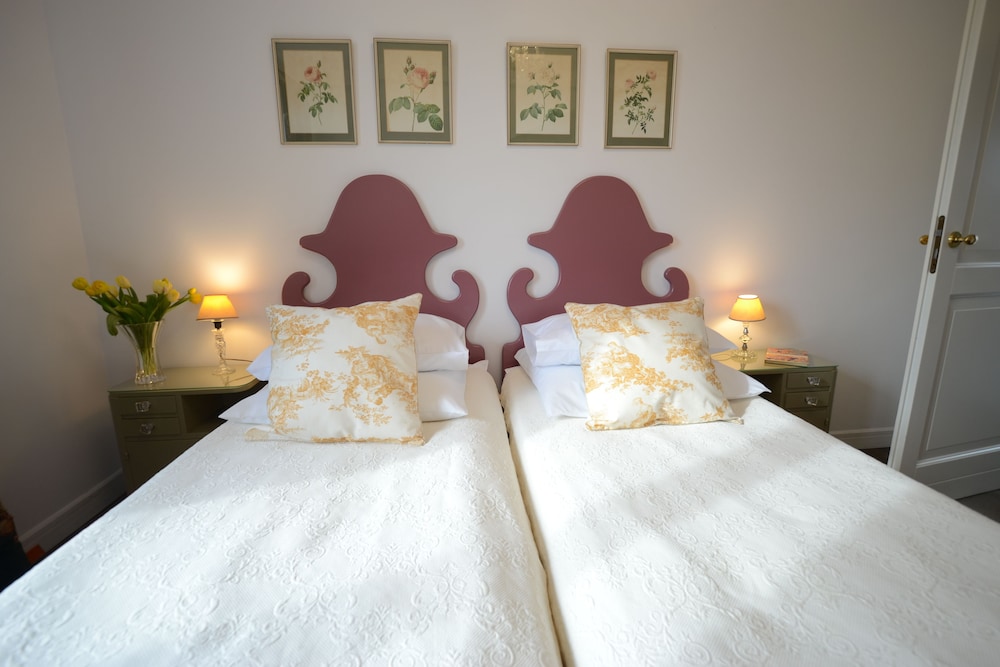 CRYSTAL SUITES OLD TOWN 18/68