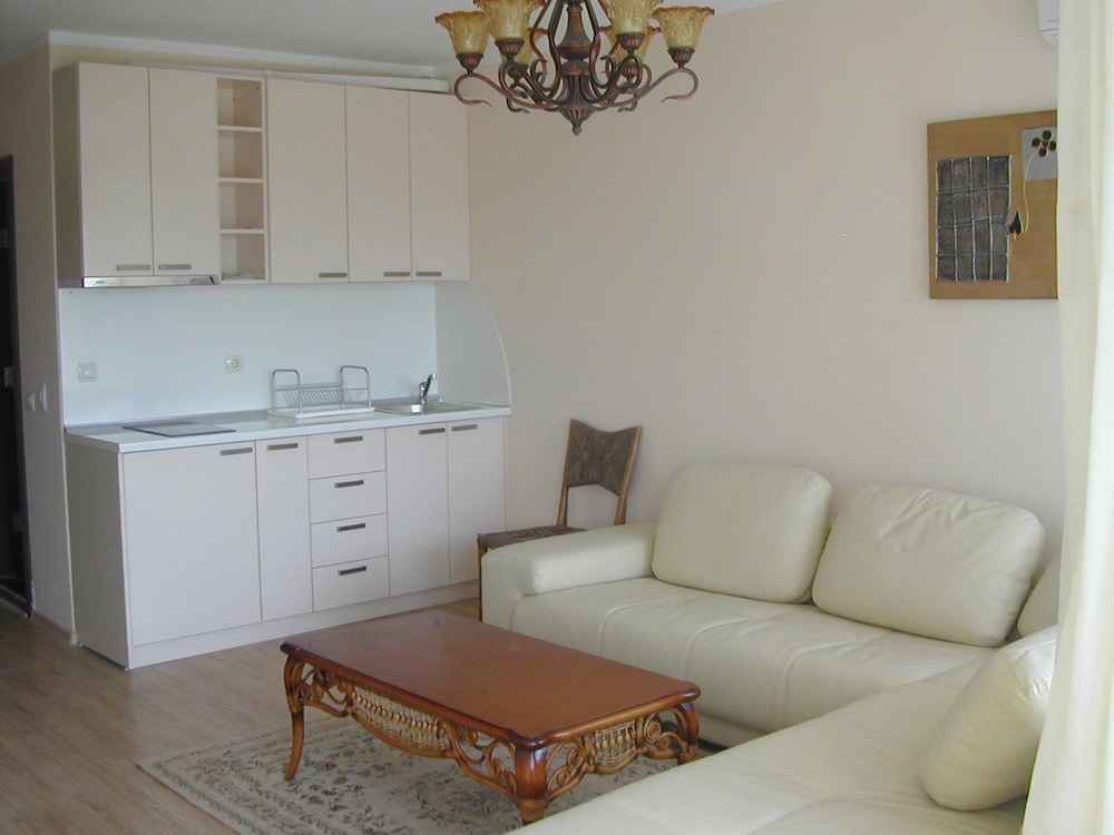 Chateau Del Marina Complex Apartments 9/20