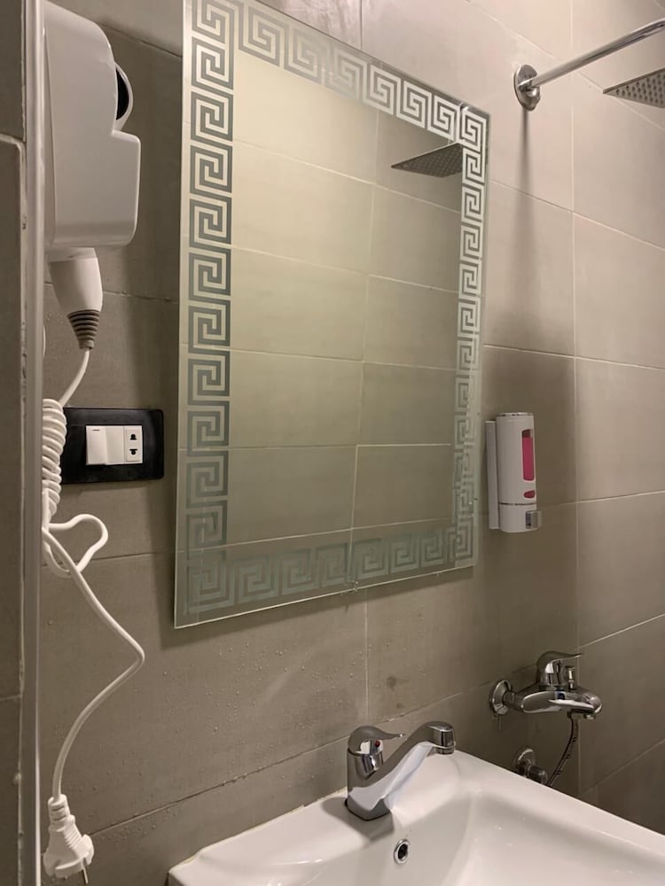 Montana Hotel 52/55