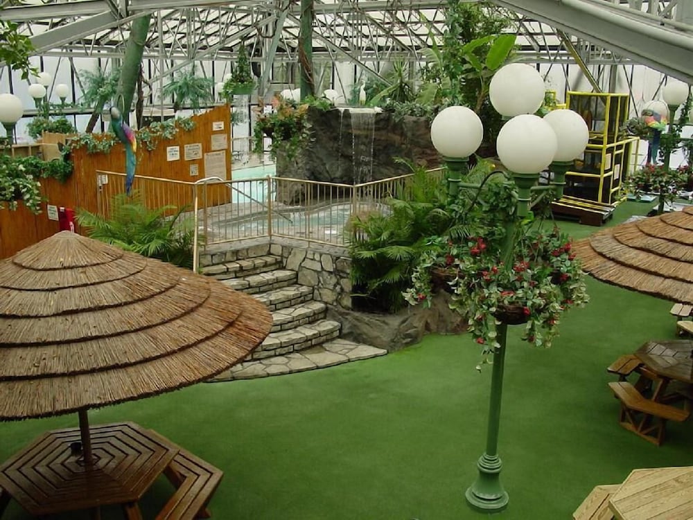 Wildwood Inn Tropical Dome & Theme Suites 66/74