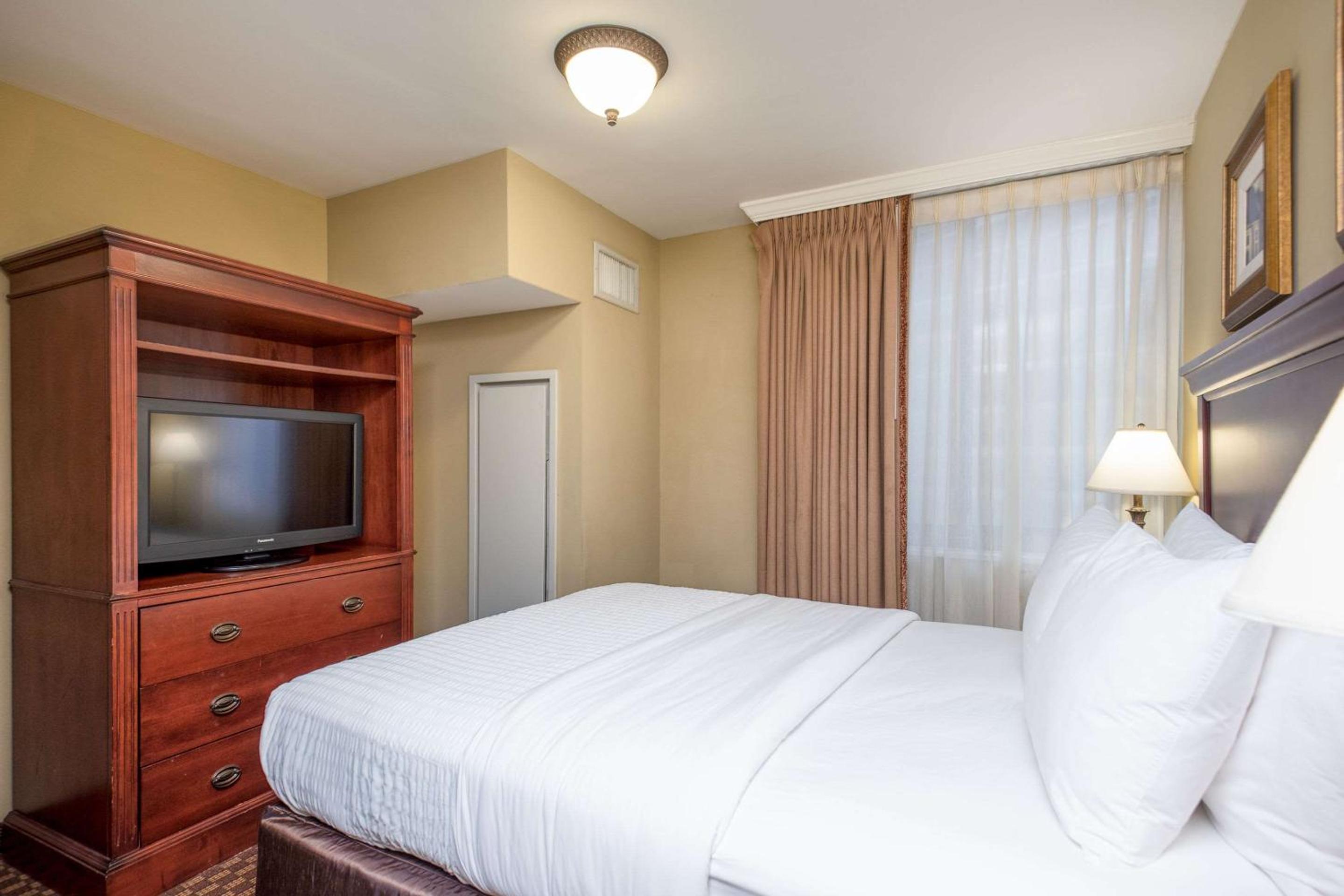 1 Bedroom, Suite, King Bed, Kitchen