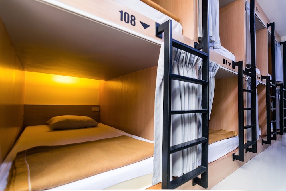 18 Coins Budget Hotel 54/67