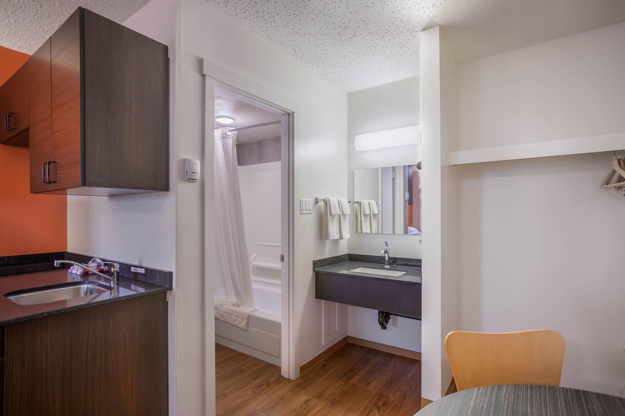 Motel 6 Camrose, AB 25/25