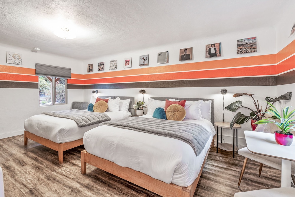 Retro, 2 Queen Beds