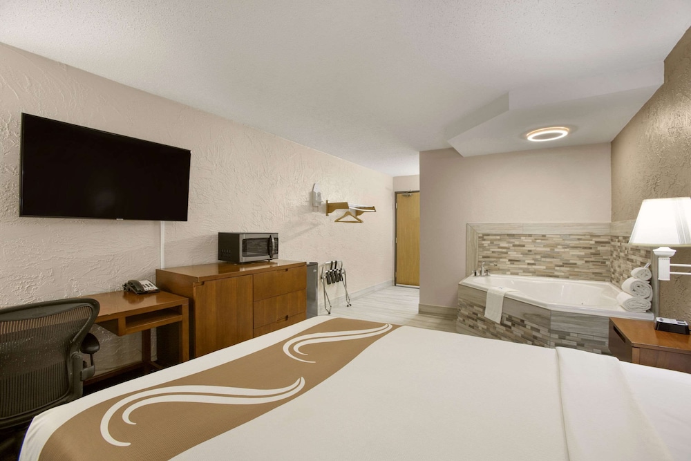 Rodeway Inn & Suites Grand Rapids Southeast 23/39