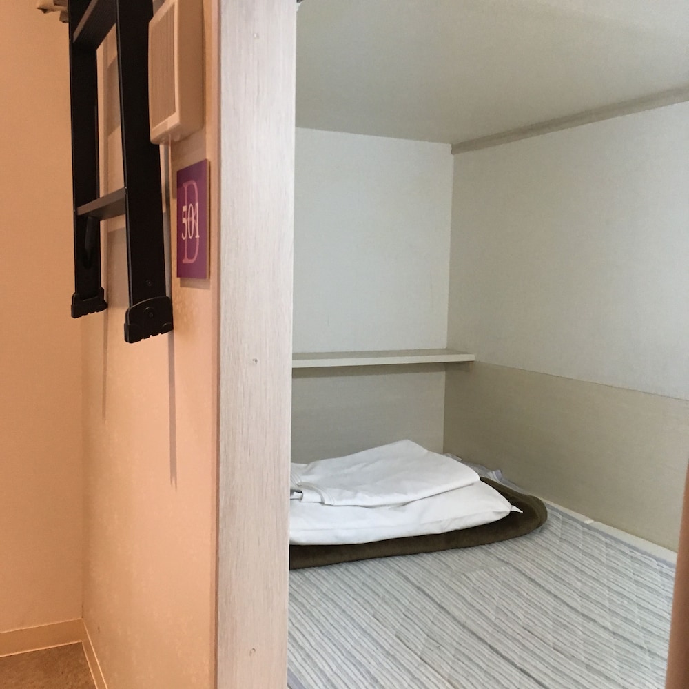 1 Night 1980 Hostel Tokyo 25/50