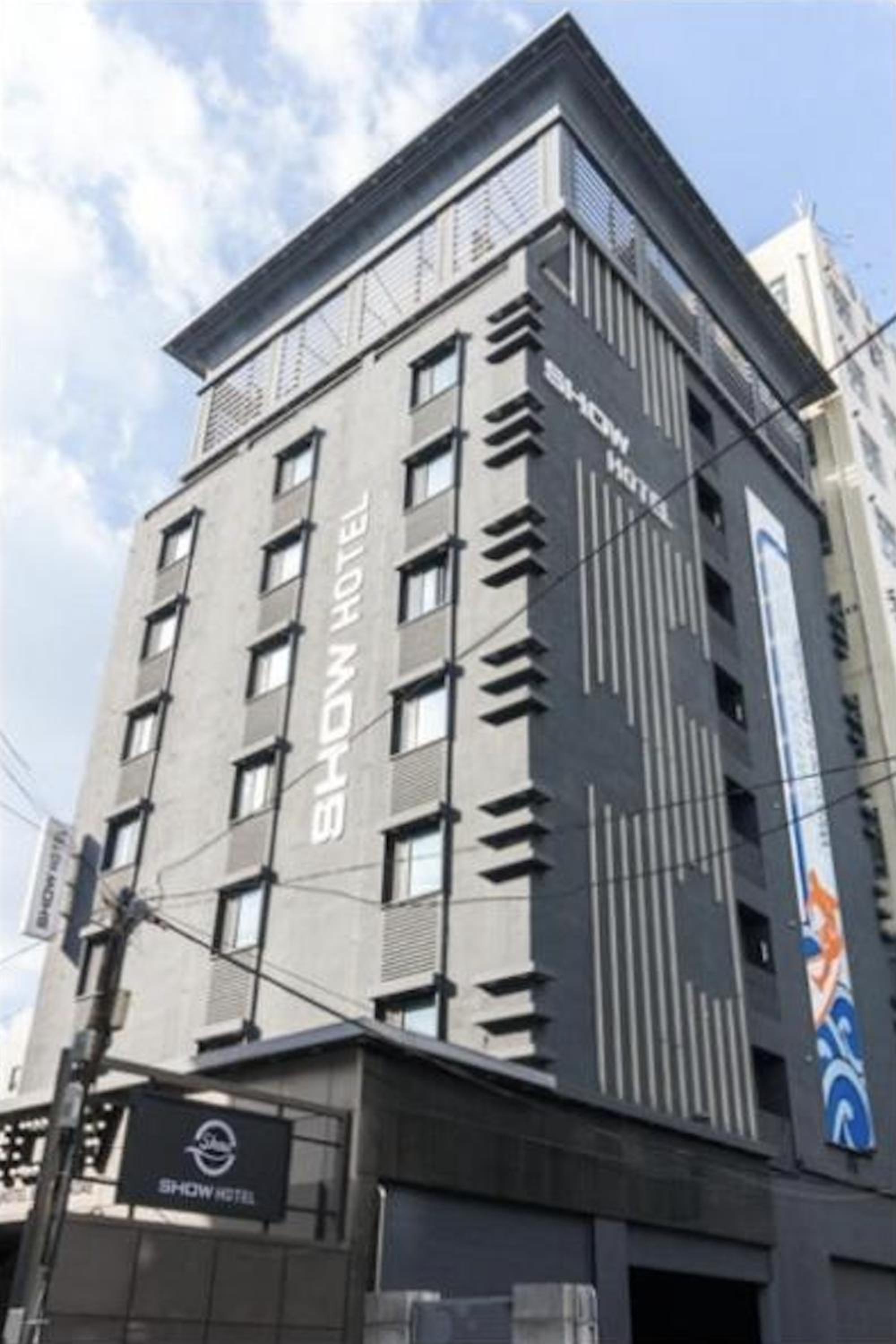 Show Hotel 2/66