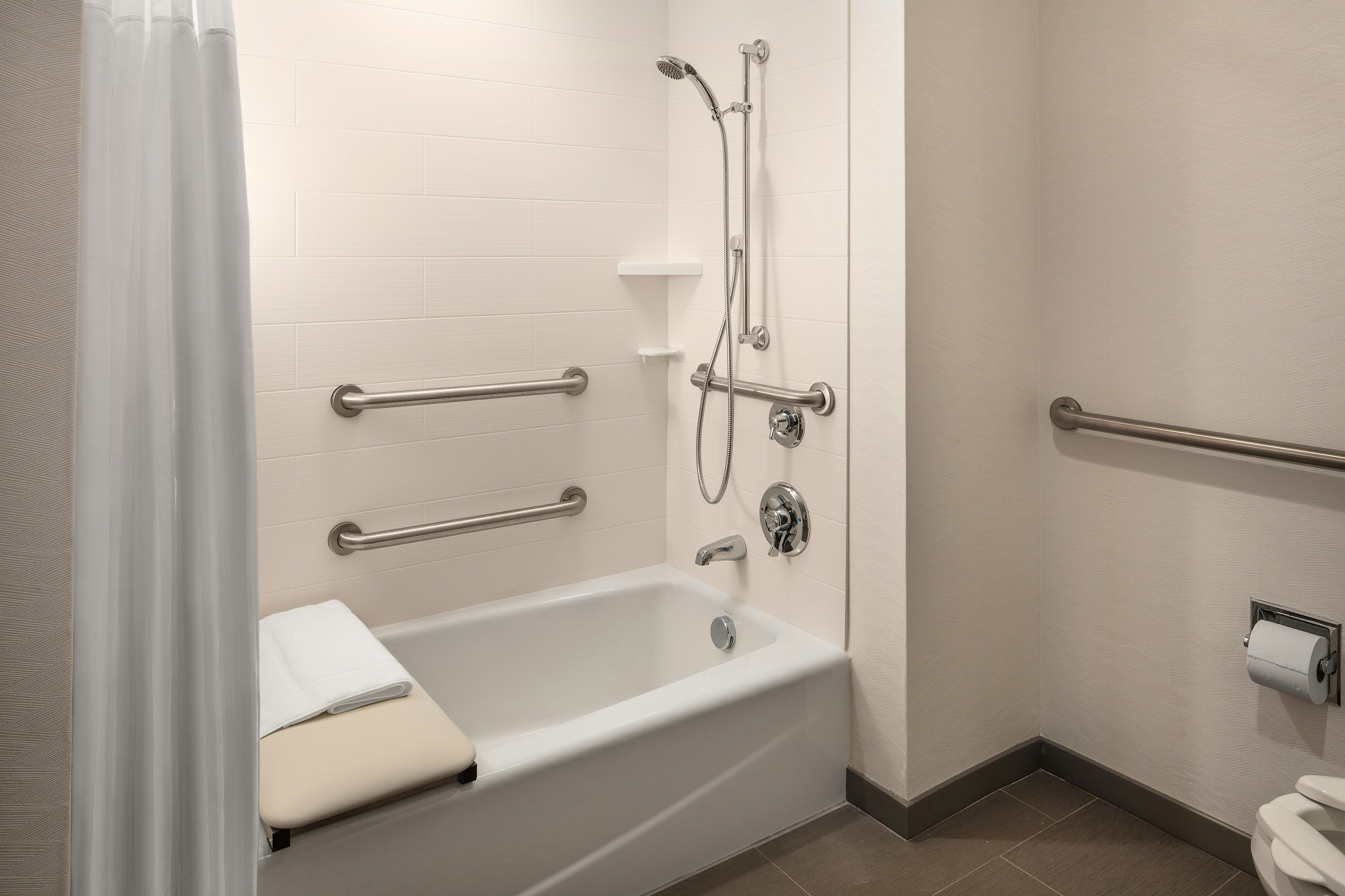 غرفة بسرير كينج بحوض استحمام لذوي الإعاقة، Hilton Garden Inn Sacramento Airport Natomas 3/4