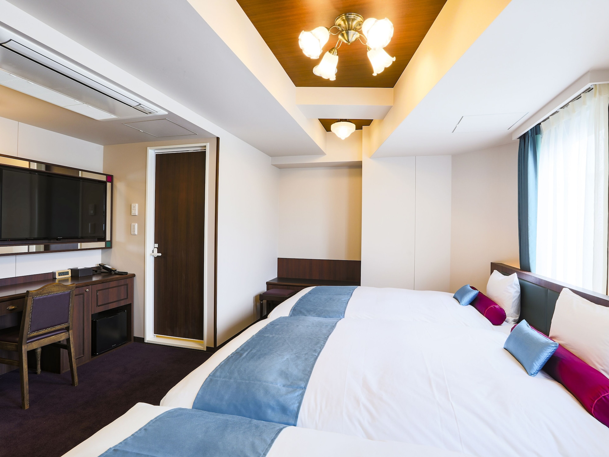 3 BEDROOMS, TRIPLE, CORNER