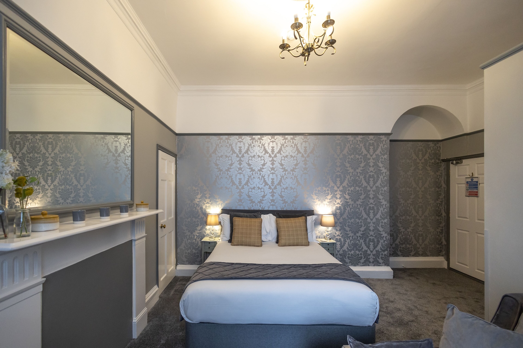 Superior, King Bed, Inland View