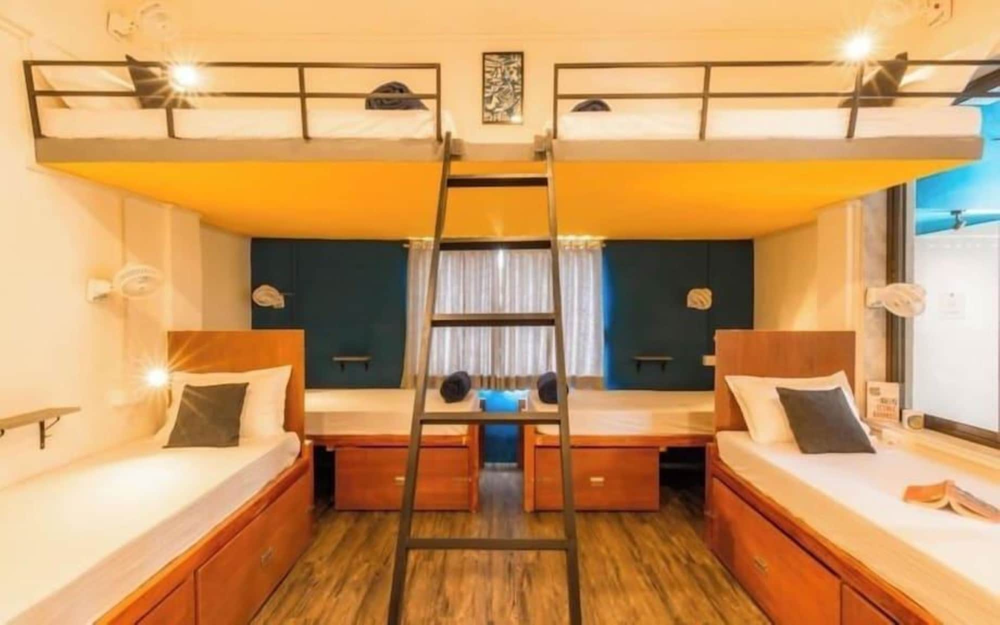 Mixed Dorm, 10 Beds، Locomo Hostel - Mumbai Airport 2/3