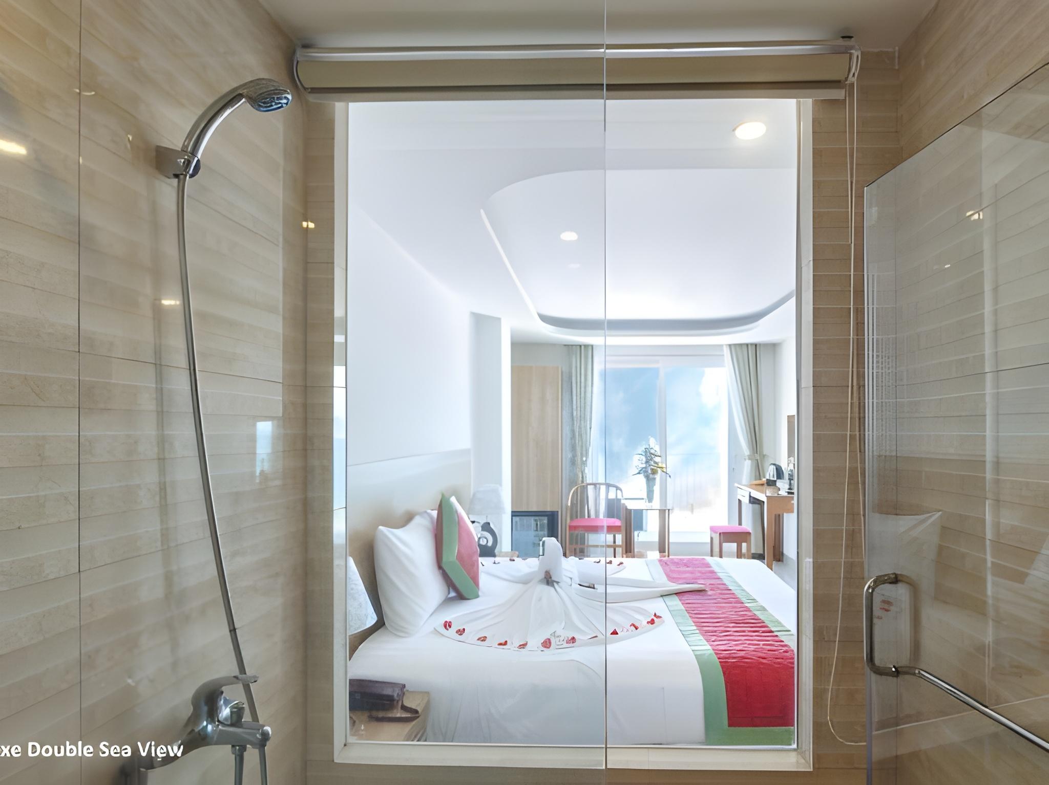 Deluxe, Queen and Twin Beds, Sea View