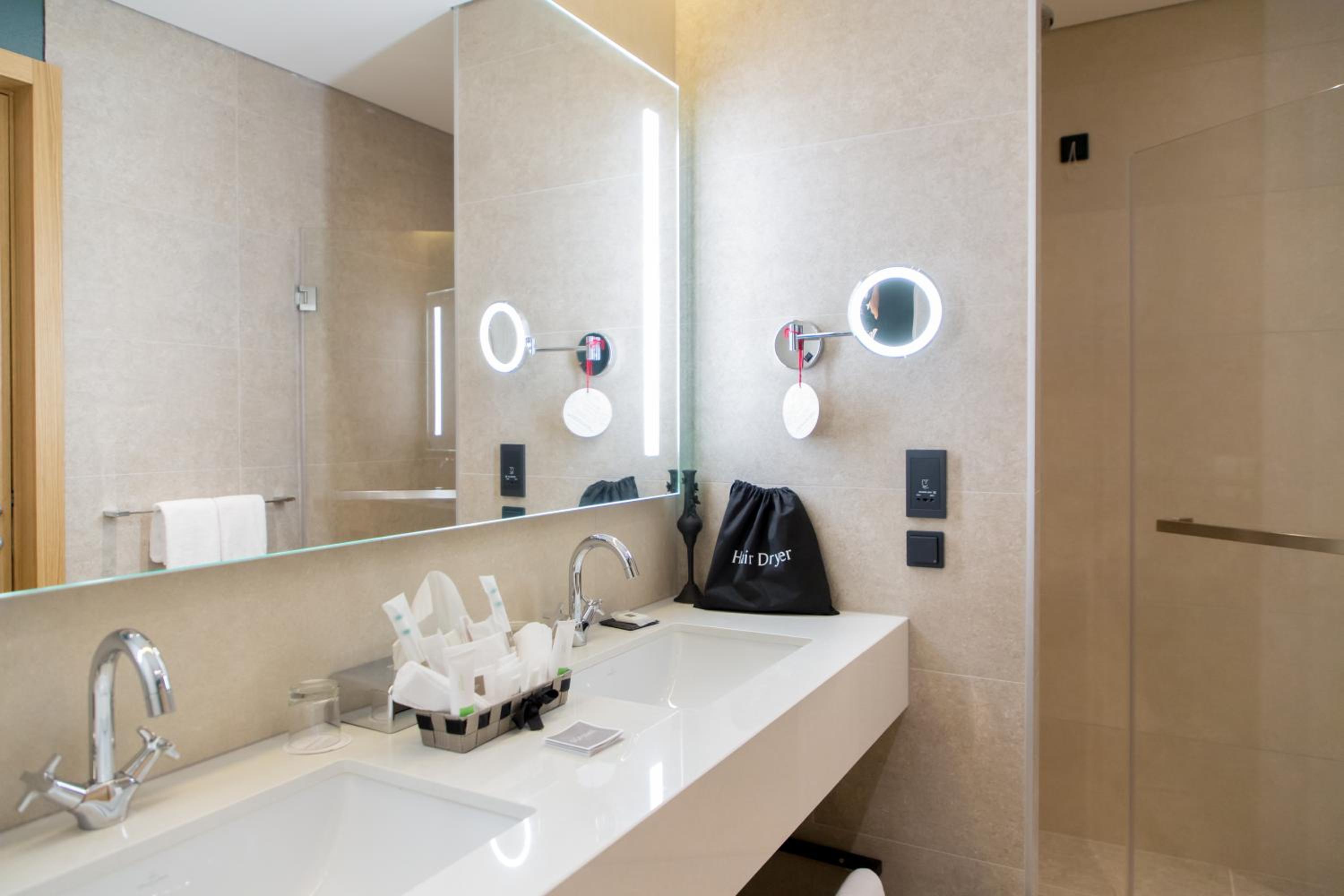 جناح جونيور، Swissotel Sarajevo 3/4