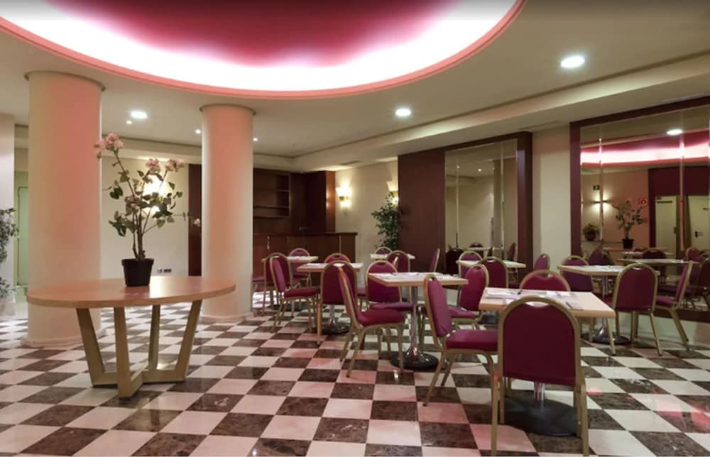 Sterling Hotel 23/34