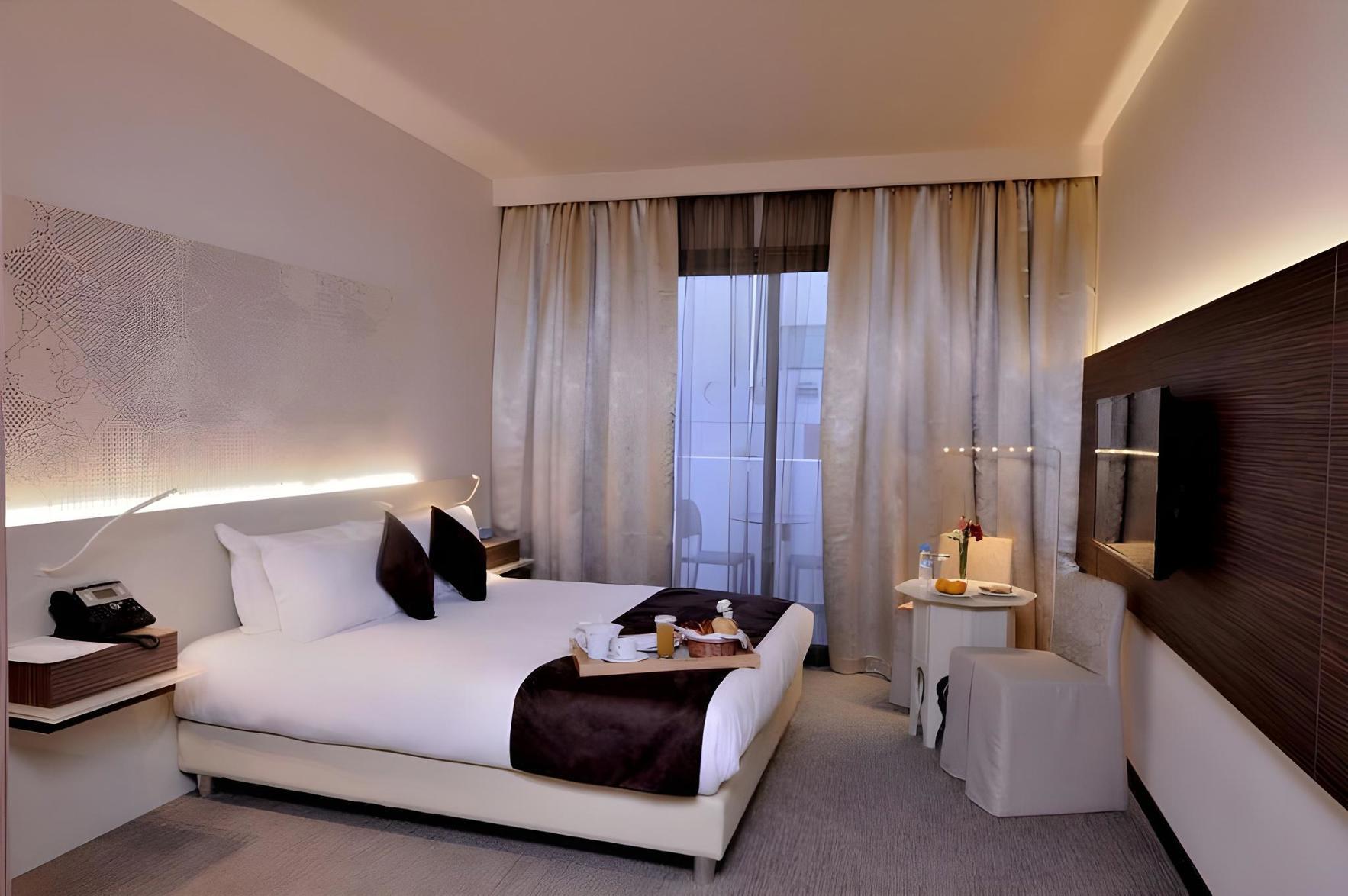 Senior, Suite, King Bed, Queen Bed, City View