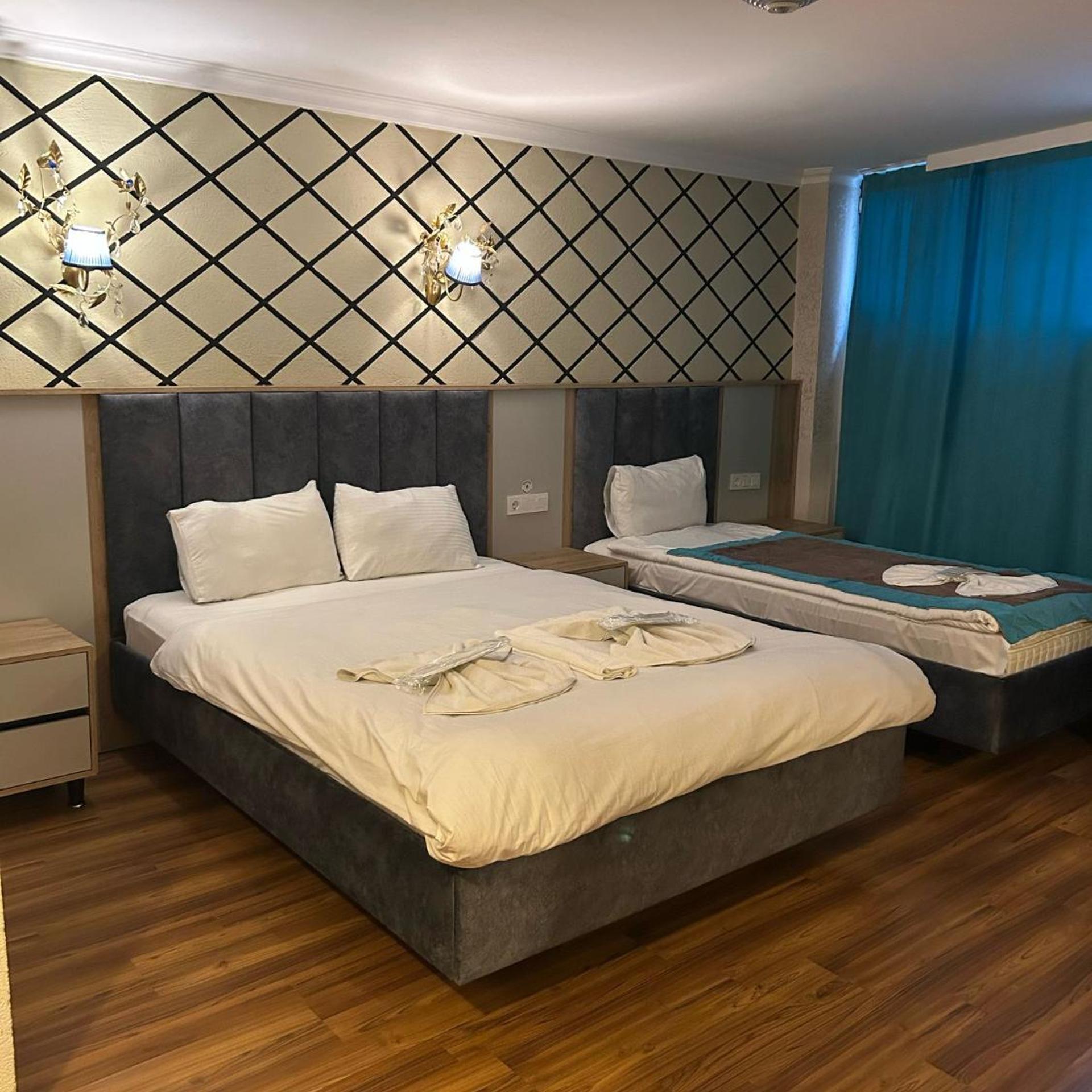 ROOM, QUADRUPLE